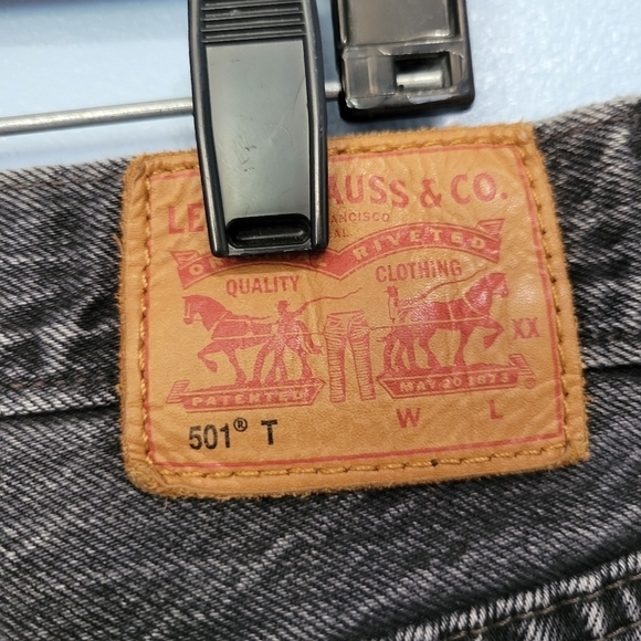 Levi's 501 Button Fly Frayed Hem Jeans in Black Size 28 - Picture 3 of 10